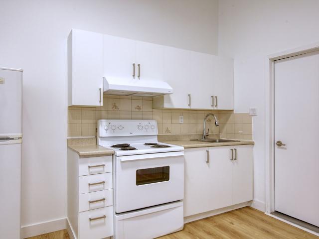 studio at 539 Prince Arthur west Milton Park Montreal H2X 1T6