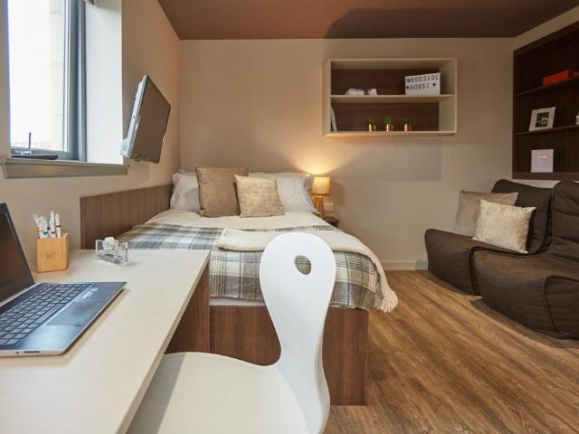 Studio at Woodside House, 90 South. Studio to rent £1,339 pcm £309 pw