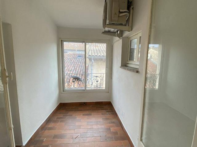 studio au coeur du village avec loggia fermée location vide