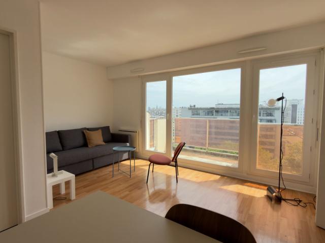 Studio au dernier étage avec beau balcon, parking et cave