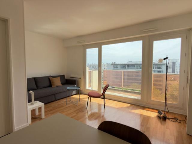 Studio au dernier étage avec beau balcon, parking et cave