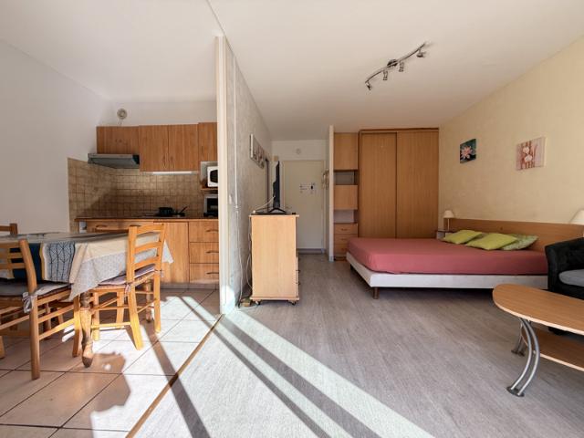 STUDIO AVEC TERRASSE, PARKING ET VUE MONTAGNE