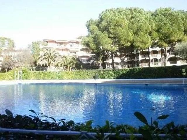 Studio avec terrasse, piscine et parking