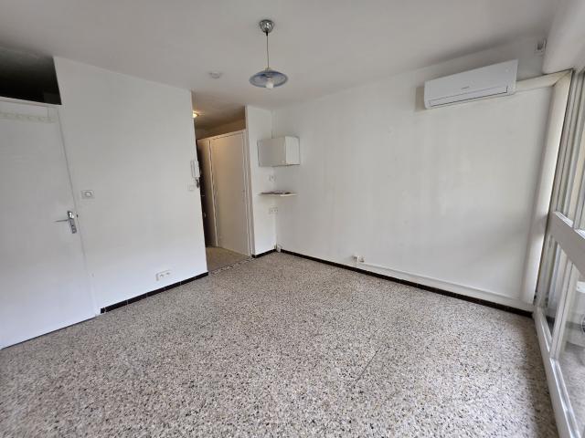 Studio avec balcon dans Résidence fermée