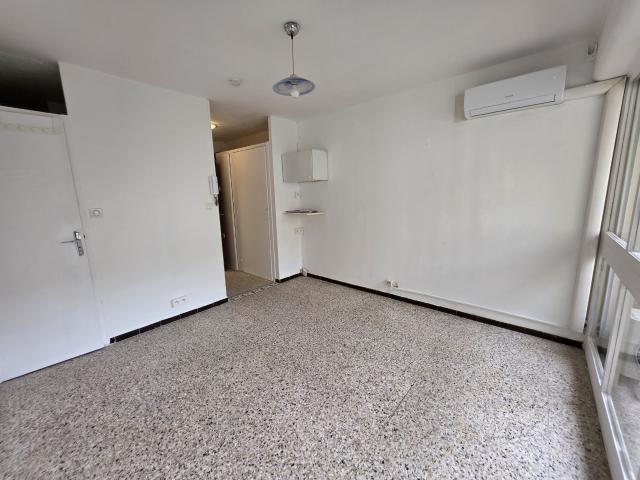 Studio avec balcon dans Résidence fermée