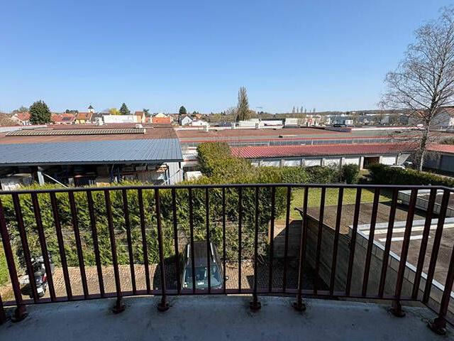 Studio avec balcon et parking proche lycée technique et zone commerciale FRAIS D'AGENCE OFFERTS