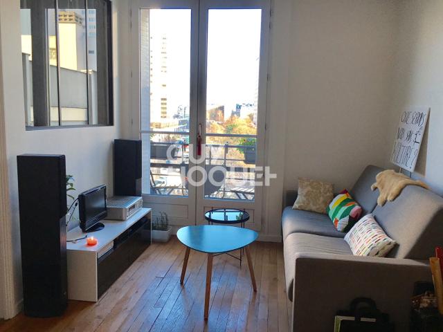 Studio avec coin nuit et petit balcon 30.91 m2 PLACE DES FETES