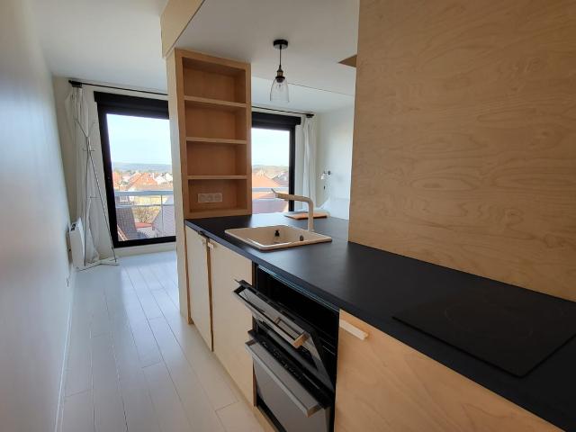 STUDIO LUMINEUX MEUBLE AVEC DEUX CABINES