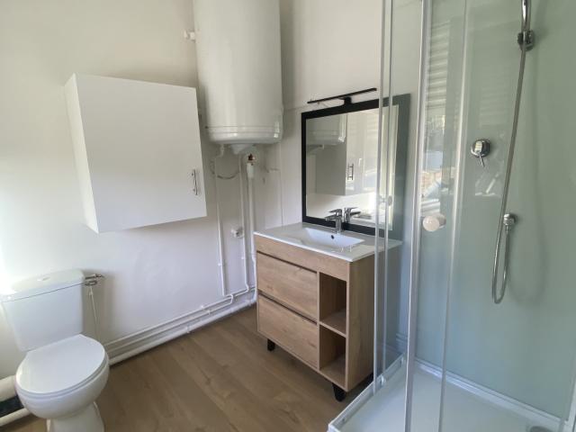 STUDIO AVEC EAU ET CHAUFFAGE INCLUS DANS LE LOYER