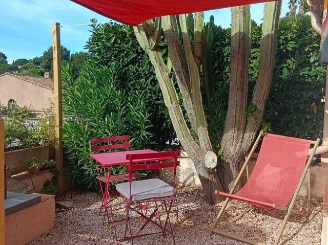 studio avec jardinet meublé tout équipé, louéa l année dans maison
