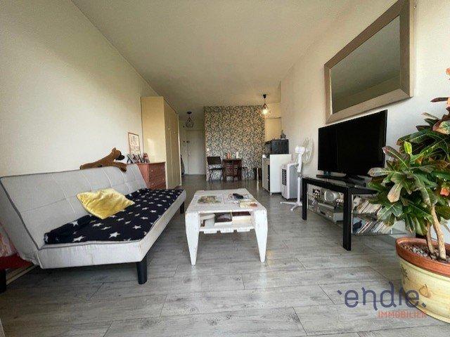 Studio avec loggia dans Résidence sécurisée avec espaces verts et piscine