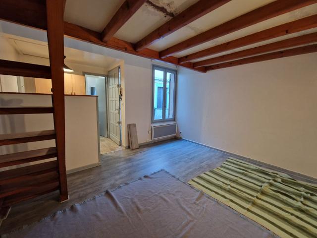 STUDIO AVEC MEZZANINE