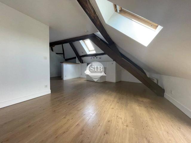 Studio avec mezzanine Loyer 600 euros + 65 euros