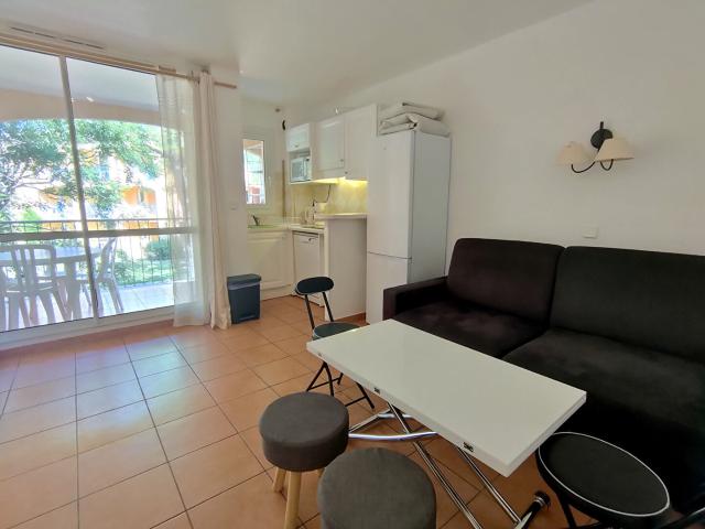 STUDIO AVEC PISCINE PROCHE DE TOUTE COMMODITE