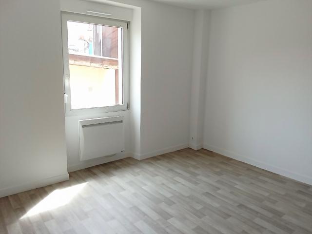 Studio de 25 m2 situé au 2ème étage, blvd St Marceau, idéal étudiant, disponible de suite