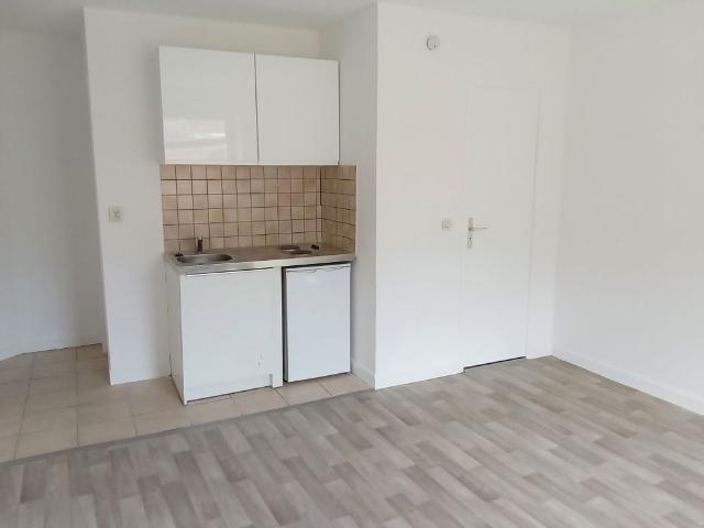 Studio de 25 m2 situé au 2ème étage, blvd St Marceau, idéal étudiant, disponible de suite