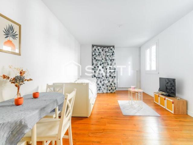 Studio de charme, rénové, de 32m2, carrez, avec grande cave, à maurepas, en zone piétone, au calme et proche de toutes commodités!