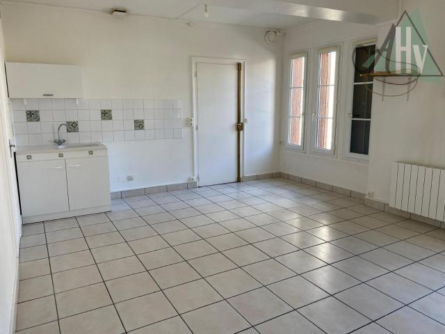 STUDIO DE PLAIN PIED AU COEUR DE BRAY SUR SEINE