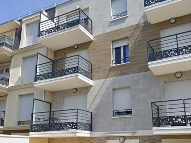 STUDIO DERNIER ETAGE AVEC BALCON