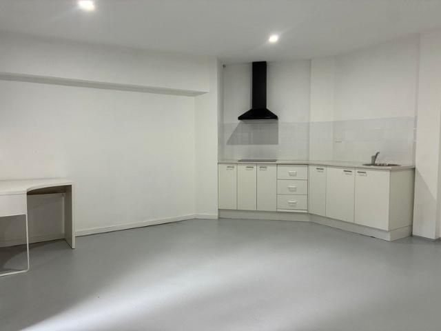 Studio Desirable location close to shops and transport
