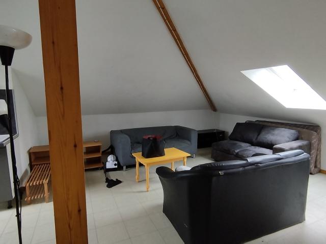 STUDIO EN COURS DE RENOVATION AVEC CLIMATISATION AU DERNIER ETAGE