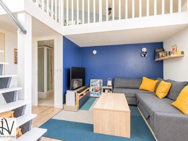 Studio en duplex avec espace nuit en mezzanine avec parking et cave
