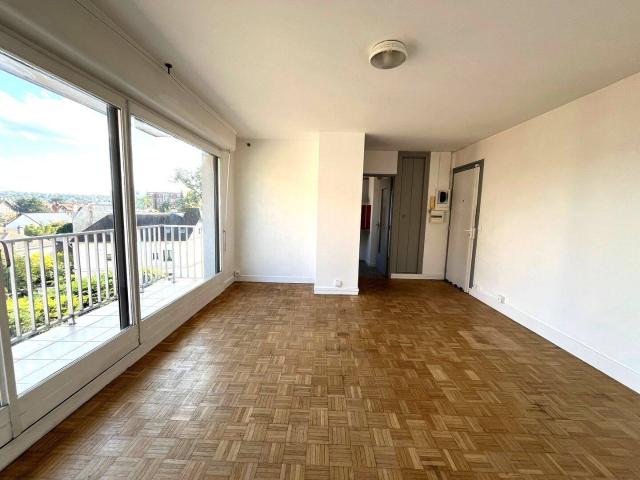 studio en étage élevé avec balcon et vue dégagée