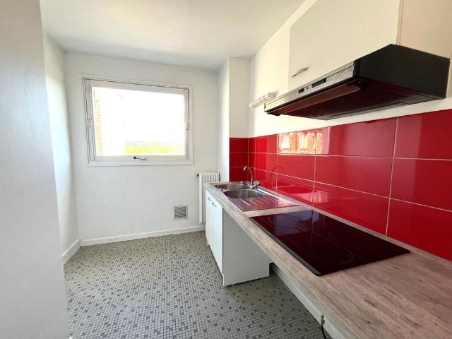 studio en étage élevé avec balcon et vue dégagée