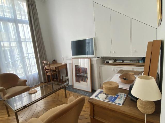 STUDIO EN PARFAIT ETAT AU COEUR DE L’ILE SAINT LOUIS