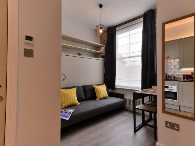 studio for rent at 25 Linden Gardens, London W2 4HH