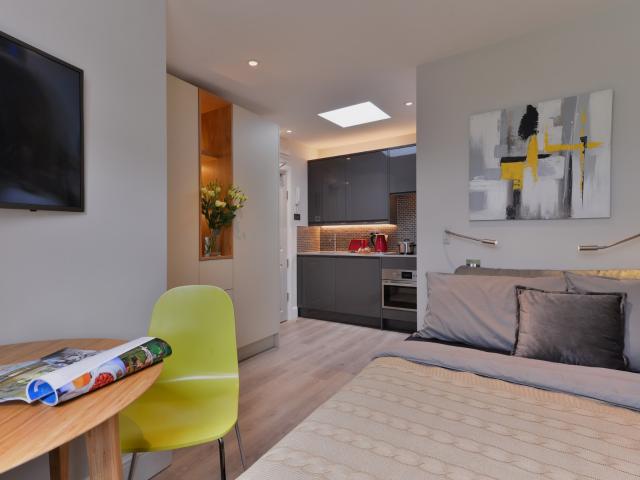 studio for rent at 25 Linden Gardens, London W2 4HH