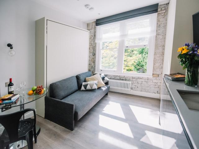 studio for rent at 25 Linden Gardens, London W2 4HH