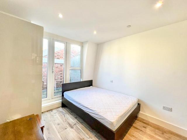 studio for rent in 313 Kilburn High Road, Kilburn, London