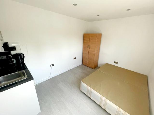 Studio for rent in Green Road, N14 4AP