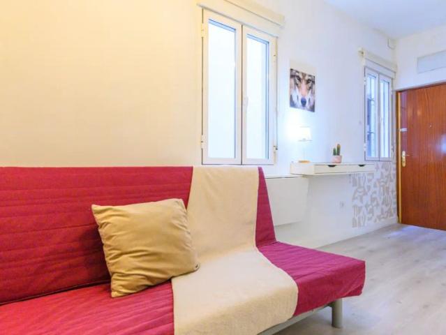 Studio for rent in Embajadores, all bills included