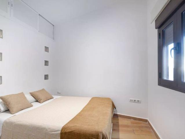 Studio for rent in Feria, bills included