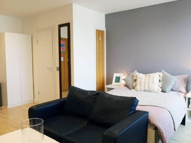 Studio to rent on Kirby Street, London
