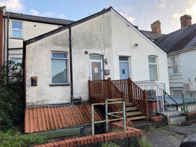studio for rent in Holton Road, Barry, CF63 4HG