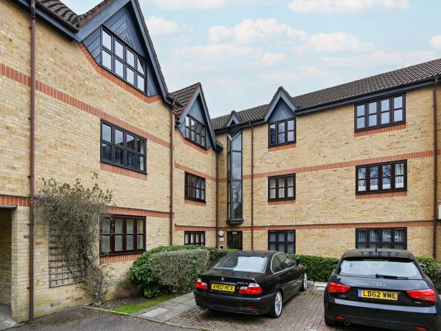 Studio for Rent in Lodgehill Park Close,HA2 | Foxtons