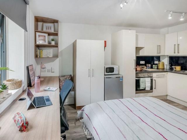 Studio to rent on Market Road, London