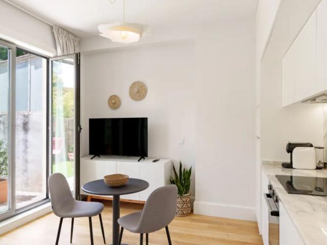 Studio for rent in Porto, balcony or terrace included