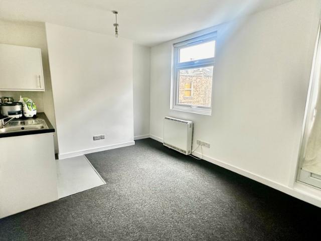 studio for rent in Queens Parade, Green Lanes, London