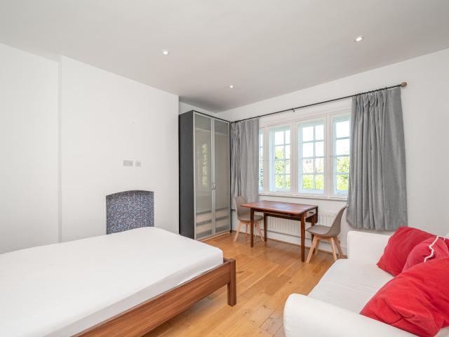 Studio for Rent in Ravenscroft Avenue | Foxtons