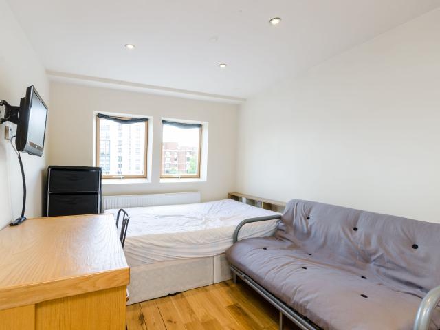 Studio for Rent in Woodstock Grove | Foxtons