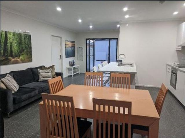 Studio for rent with ensuite and private courtyard FIRST TWO WEEK RENT FREE!