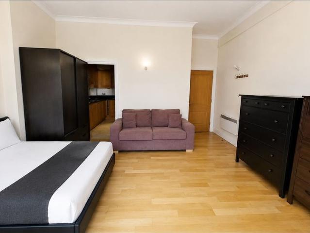 Studio Flat, Temple House, EC4Y