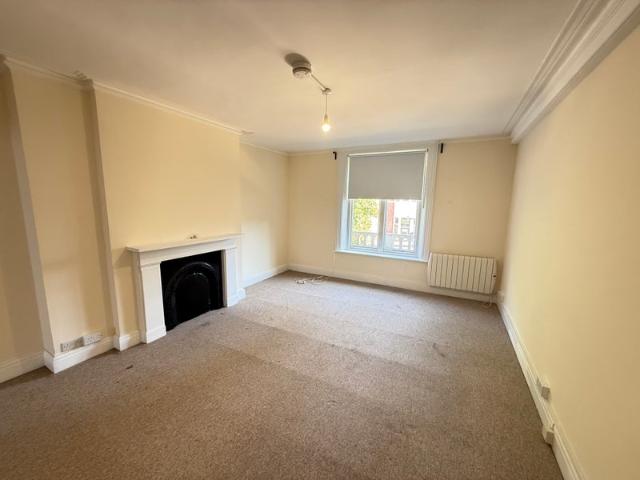 Studio Flat to Let High Street Croydon CR0