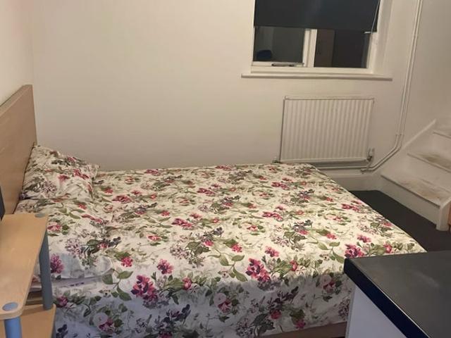 Studio flat to let in East Molesey inclusive bills