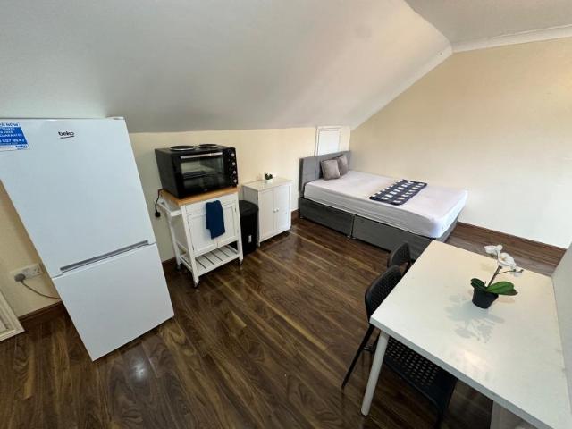 ✨ Studio Flat to Let in Edmonton