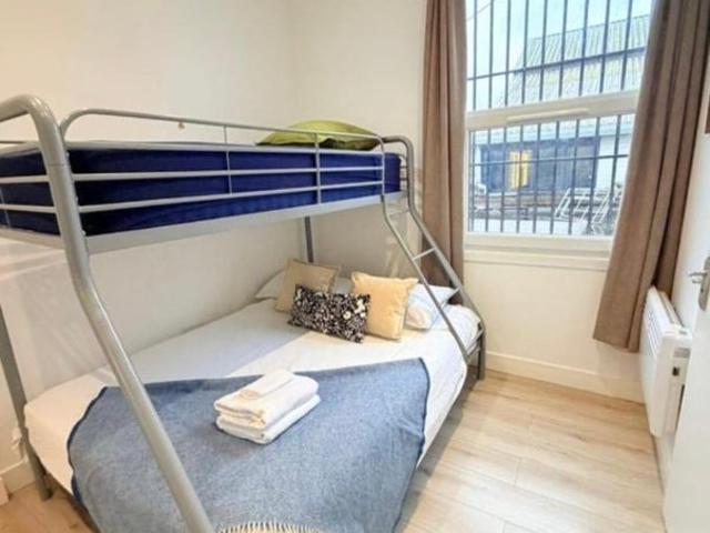 Studio Flat to Let in Halloway